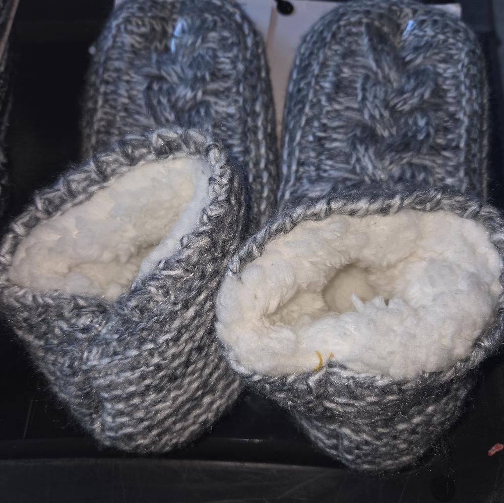 New Joyspun Cozy Black and White Knit Slippers - Picture 5 of 6